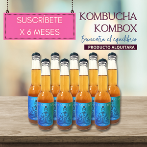 La imagen presenta una oferta de suscripción por 6 meses para Kombucha Kombox, mostrando una fila de botellas con una etiqueta azul y una figura meditando. El fondo tiene tonos azules y madera, y hay textos promocionales en rosa y blanco.