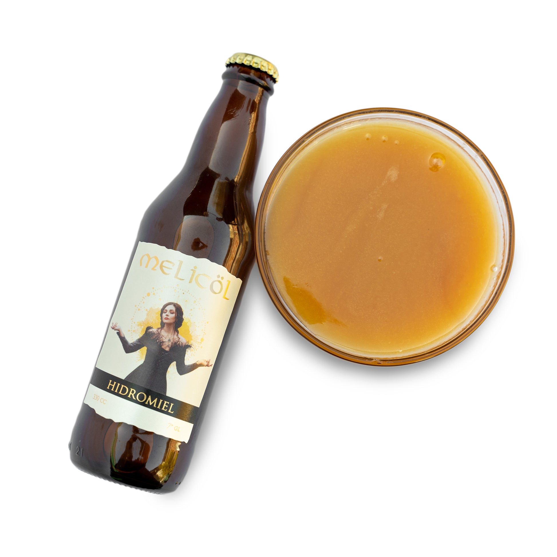 La imagen presenta una botella de hidromiel Melicol inclinada hacia un lado, con su etiqueta amarilla y beige mostrando una mujer con los brazos extendidos. Al lado, un vaso lleno de miel polifloral de color ámbar claro, todo sobre un fondo blanco que resalta la bebida y la botella.
